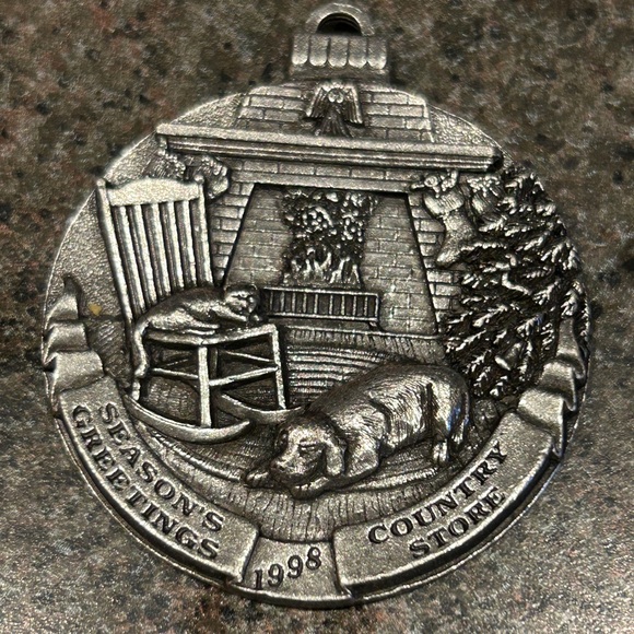 2 collectible ornaments - Picture 2 of 3